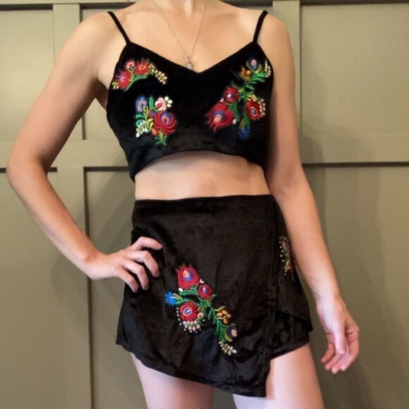 L'atiste By Amy Black Velvet Floral Embroidered Skort & Crop Top Set Size Small - Picture 4 of 15